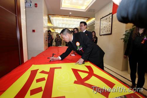 釋延豹董事長(cháng)在“愛(ài)”的巨幅上簽名