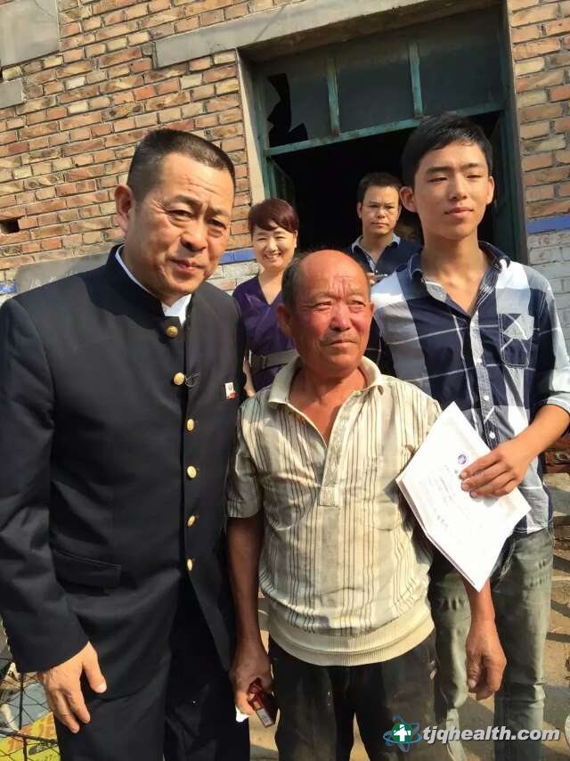 天基權董事長(cháng)釋延豹與受資助學(xué)子家庭合影留念