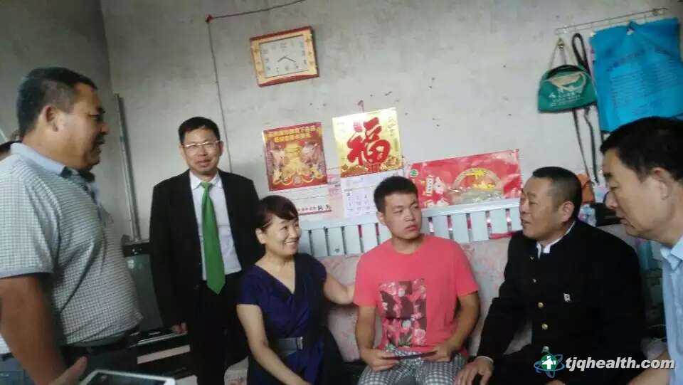 中國國際文化傳播中心組織部長(cháng)左津玲、天基權董事長(cháng)釋延豹與受資助學(xué)子親切交談