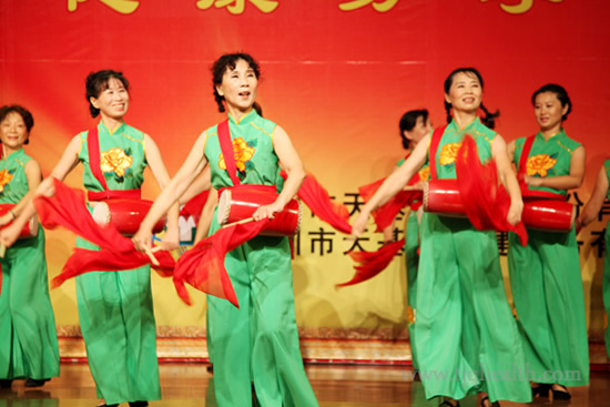天基權的老客戶(hù)們獻上自編自演的精彩節目