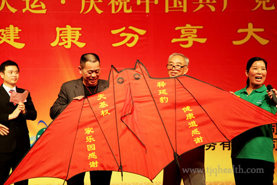 一位叔叔將自己親手制作的風(fēng)箏獻給董事長(cháng)，獻給天基權