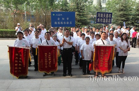 顧客們手握錦旗井然有序地排隊進(jìn)場(chǎng)