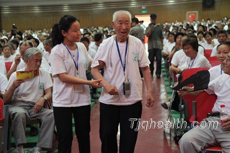 一位高齡老人帶著(zhù)感激之情上臺做分享