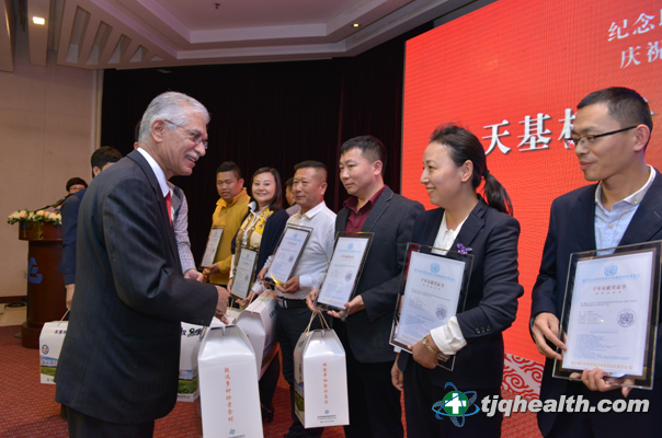 自然保護聯(lián)盟常駐聯(lián)合國觀(guān)察員Narinder KumarKakar頒發(fā)卓越愛(ài)心大使獎