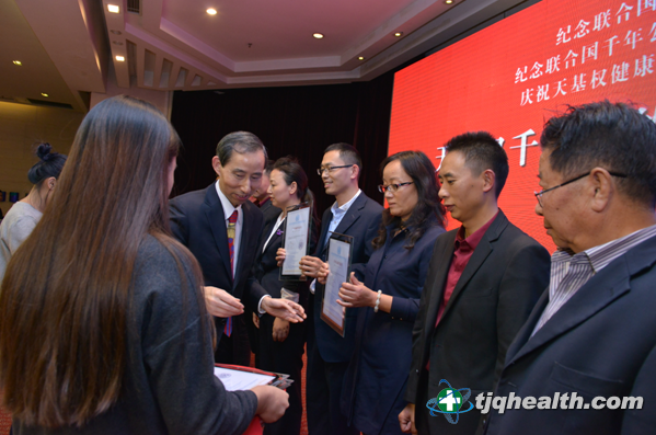 全國政協(xié)委員、中國國際文化傳播中心執行主席龍宇翔頒發(fā)卓越愛(ài)心大使獎