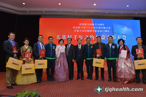 全國政協(xié)委員、中國國際文化傳播中心黨組書(shū)記、執行主席龍宇翔，天基權集團董事長(cháng)釋延豹、副董事長(cháng)張來(lái)興、董事總經(jīng)理李玉鵬為韓國志愿者頒發(fā)特別功勞獎