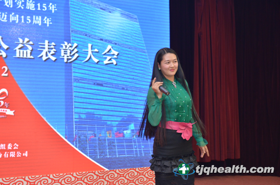金泉貝女士為表彰晚會(huì )獻歌助興