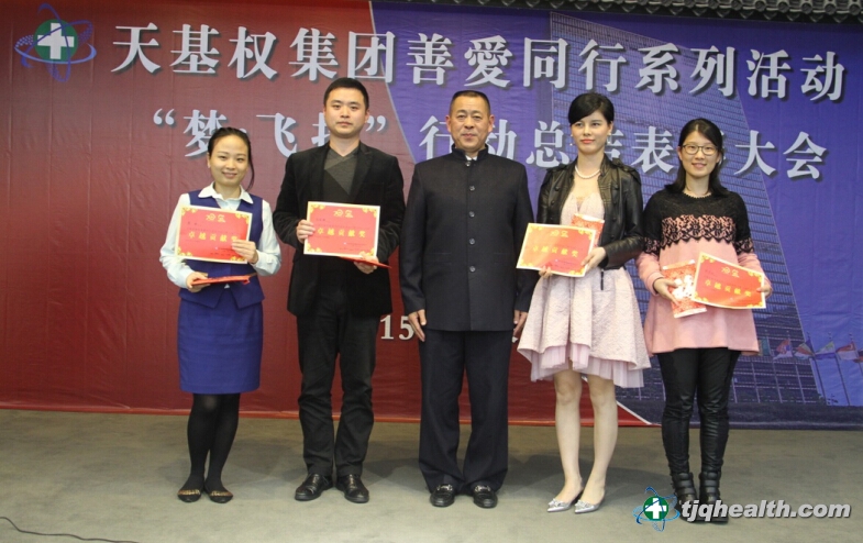 釋延豹董事長(cháng)為卓越貢獻獎獲獎?wù)哳C獎