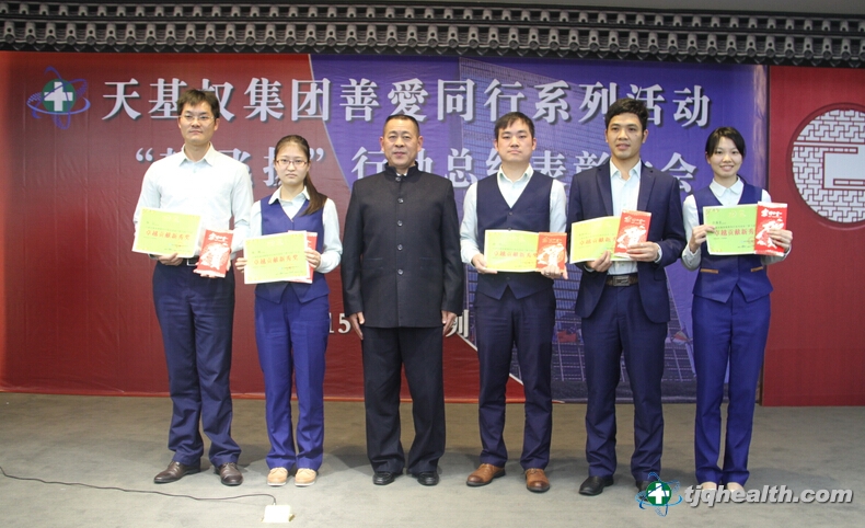 釋延豹董事長(cháng)為卓越新秀獎獲獎?wù)哳C獎