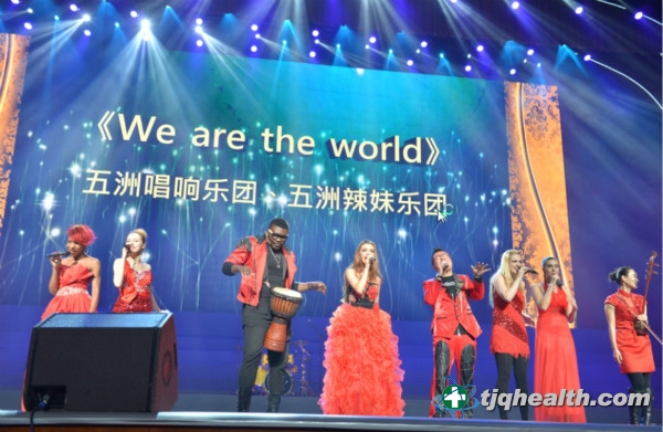 五洲唱響、五洲辣妹樂(lè )團演唱《We are the world》