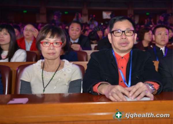天基權集團副董事長(cháng)張來(lái)興及夫人萬(wàn)子紅出席演唱會(huì )