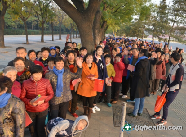 天基權愛(ài)心大使排隊有序進(jìn)入人民大會(huì )堂