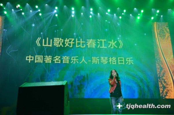 斯琴格日樂(lè )演唱《山歌好比春江水》