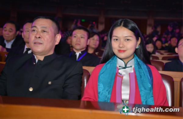 天基權集團董事長(cháng)及夫人金泉貝出席演唱會(huì )